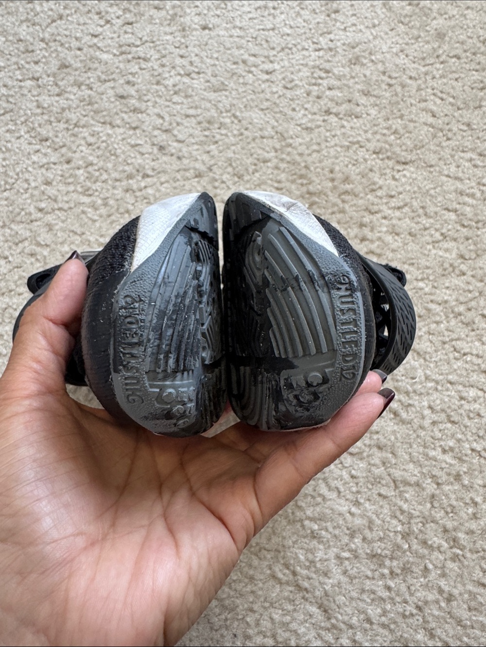 Nike Kids Black and White Team Hustle D 12 basketball shoes with strap - size 13 - Picture 6 of 10
